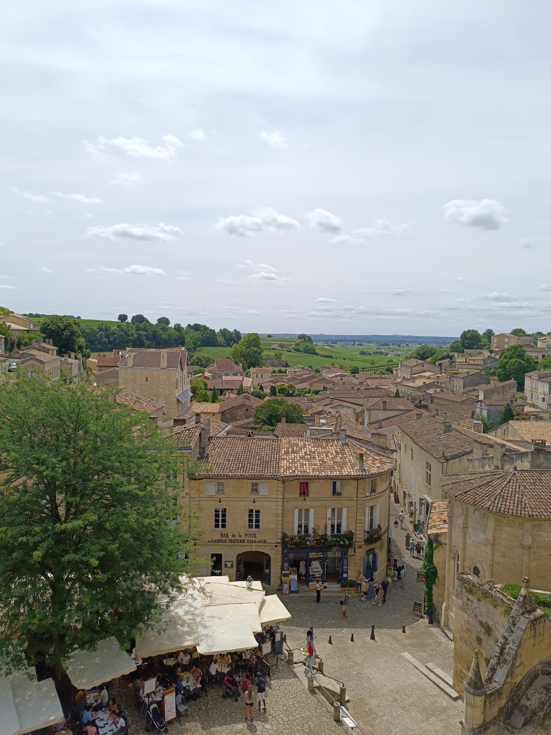 Descubre la Magia de Saint-Émilion: Un Viaje Encantador entre Historia, Vino y Belleza